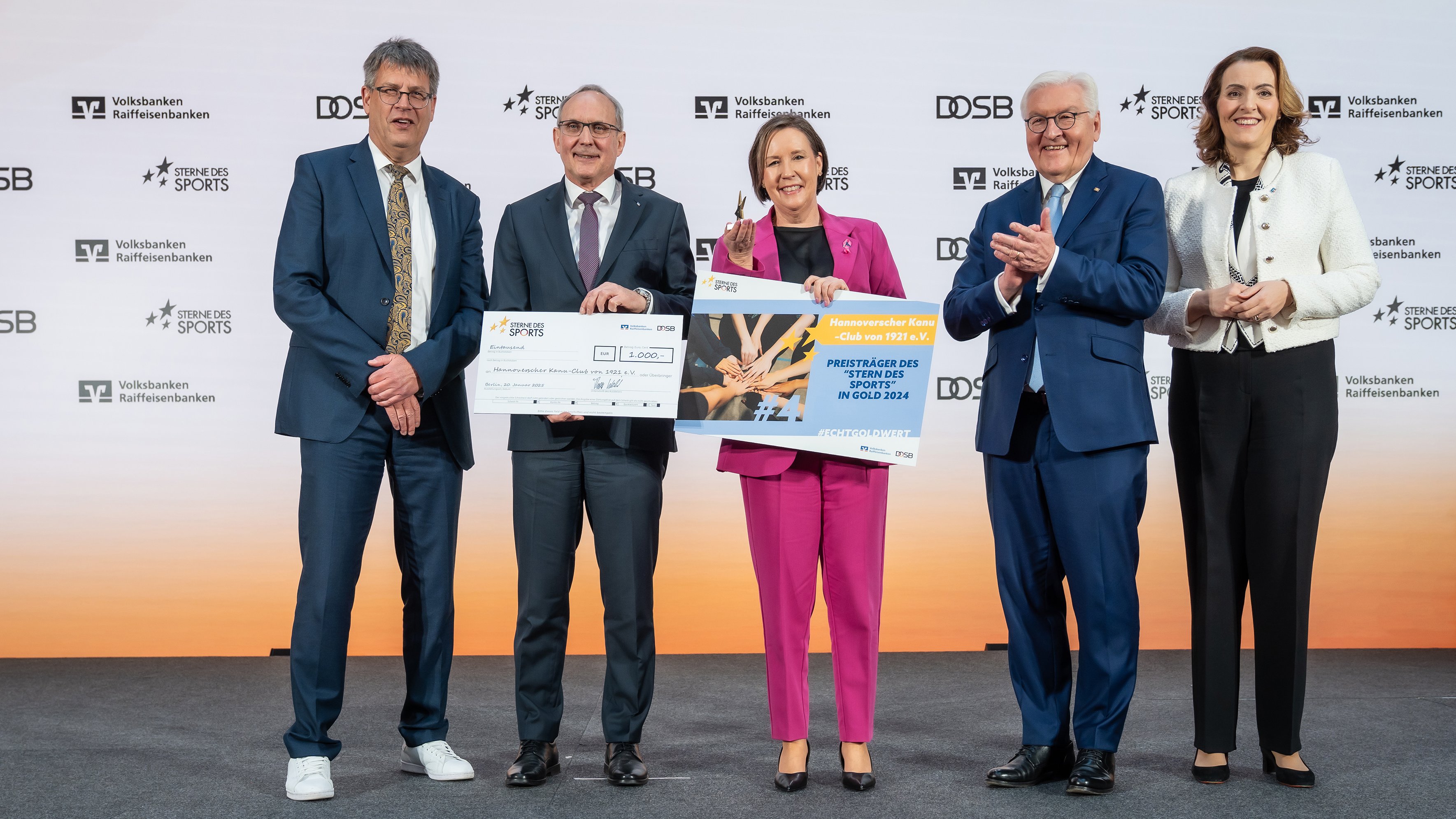 Thomas Weikert (DOSB), Jürgen Wache, Nicola Jahnke-Sieche, Bundespräsident Frank-Walter Steinmeier und Marija Kolak (BVR) bei der Preisverleihung in Berlin Bildquelle: © BVR / DOSB Fotografen: Marius Schwarz, Christian Lietzmann